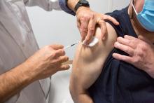 Un médecin injecte à un patient le vaccin AstraZeneca contre le Covid-19, le 26 février 2021 à Toulouse