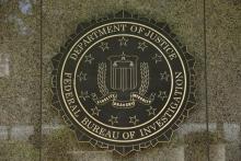 Le sceau du FBI à l'extérieur de son siège à Washington, le 5 juillet 2016