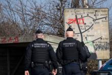 Des gendarmes devant un panneau de zone du Carnet, le 6 mars 2021 à Frossay, en Loire-Atlantique