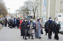 Des femmes de la communauté tchétchène défilent à Rennes, le 27 mars 2021, en hommage à Khamzat Labazanov, tué d'une balle dans la tête