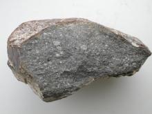 Un fragment de météorite, non daté, retrouvé dans le Sahara et conservé au Musée d'Histoire naturelle de Paris. Photo prise le 27 août 2020