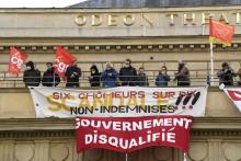 Des manifestants de la CGT ont tendu une banderole sur la facade du théatre national de l'Odéon le 5 mars demandant la réouverture des lieux culturels un an après le début du premier confinement