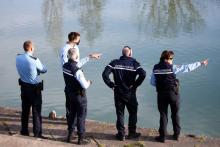 Des gendarmes inspectent le lac de l'Endrevié à Blaye-les-Mines le 22 décembre 2020 à la recherche de Delphine Jubillar