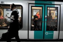 Des usagers de la ligne 9 du métro parisien, le 30 novembre 2019