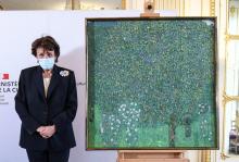 La ministre française de la Culture Roselyne Bachelot à côté du tableau de Gustav Klimt "Rosiers sous les arbres" le 15 mars 2021 à Paris