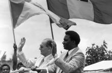 Le 7 octobre 1982, François Mitterrand et son homologue rwandais Juvenal Habyarimana saluent la foule lors d'une visite officielle du président français à Kigali