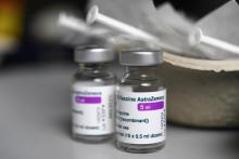 Suspendues la semaine dernière, les commandes de vaccins AstraZeneca ont été rouvertes pour les médecins libéraux, qui devront se contenter de 30.000 flacons livrés d'ici fin mars, à raison d'un seul 