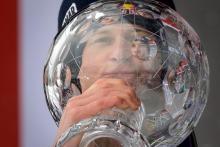 Alexis Pinturault avec son gros globe de crystal, à Lenzerheide en Suisse, le 21 mars 2021