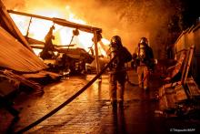 Des sapeurs-pompiers combattent un incendie qui ravage un entrepôt le 30 septembre 2020 au Blanc-Mesnil