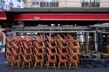 Des chaises empilées devant un restaurant fermé pour cause de restrictions face à l'épidémie de Covid-19 à Paris, le 15 mars 2021