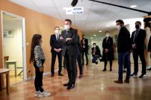Le président français Emmanuel Macron (c) visite le service de pédopsychiatrie du CHU de Reims, le 14 avril 2021