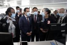 Le ministre délégué aux Transports Jean-Baptiste Djebbari (2g) et le secrétaire d'Etat à la transition numérique Cédric O (c) à l'aéroport d'Orly le 27 avril 2021