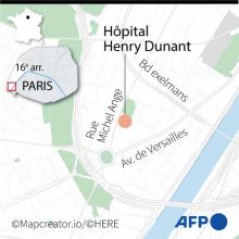 Cordon policier devant l'hôpital Henry Dunant où une personne a été tuée et une autre blessée par balles, le 12 avril 2021 à Paris