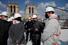 Un ouvrier sur le toit de Notre-Dame attend, deux ans jour pour jour après l'incendie de la cathédrale, la visite d'Emmanuel Macron le 15 avril 2021