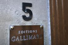 La plaque à l'entrée du siège des éditions Gallimard à Paris le 12 février 2020