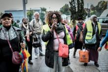 Sylvie Kimissa, femme de chambre à l'Ibis Batignolles, à Paris, manifeste avec ses collègues le 17 octobre 2019 devant le siège du groupe Accor à Paris