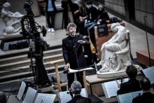 Le chef d'orchestre Pablo Heras-Casado dirige les musiciens de l'orchestre de Paris au musée d'Orsay, le 26 mars 2021