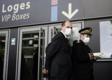 Le Premier ministre Jean Castex (g) avec le préfet de Seine-Saint-Denis Georges-François Leclerc, arrive le 6 avril 2021 au centre de vaccination géant du Stade de France