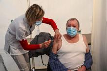 Un homme se fait vacciner contre le virus du Covid dans un centre à Rennes, le 7 avril 2021