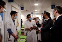 Emmanuel Macron et Olivier Véran visitent l'hôpital Foch à Suresnes dans les Hauts-de-Seine, le 22 avril 2021