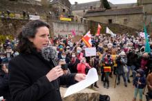 La journaliste de Radio Kreiz Breizh (RKB) Morgan Large, face à plusieurs centaines de manifestants venus la soutenir le 6 avril 2021 à Rostrenen (Côtes-d'Armor) après "un acte de malveillance" la vis