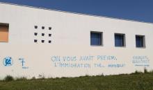 Des tags racistes sur un mur du centre culturel islamique Avicenne, le 30 avril 2021 à Rennes