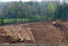 Des pelleteuses nivellent une parcelle de forêt près du village d'Issancourt-et-Rumel le 29 avril 2021