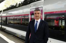 Le président d'Alstom France Jean-Baptiste Eyméoud, à la gare de l'Est à Paris le 6 avril 2017, devant un train Intercités doté de rames Coradia Liner