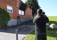 Un caméraman filme les traces d'un incendie qui s'est déclaré dans une école maternelle, le 23 avril 2021 à Lille