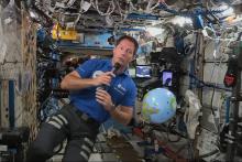 Capture d'écran de la web TV de l'Agence spatiale européenne (ESA) montrant Thomas Pesquet à bord de l'ISS, lors d'une conférence de presse avec les médias au siège du Cnes à Paris, le 30 avril 2021