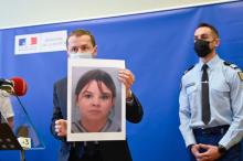Le procureur de la République d'Epinal Nicolas Heitz tient le 14 avril 2021 à Epinal une photo de Mia Montemaggi, une fillette de 8 ans enlevée la veille