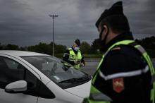 Des gendarmes contrôlent des automobilistes sur l'A10 au péage de Virsac, à l'entrée de Bordeaux, le 9 avril 2021