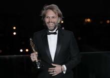 L'auteur français Florian Zeller tient son Oscar du meilleur scénario adapté pour "The Father", le 26 avril 2021 à Paris