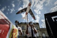 Mobilisation de salariés d'Air France et de sa filiale Hop! à Bordeaux, le 30 juillet 2020, contre le projet de supression de la navette aérienne entre Paris et Bordeaux