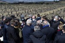 Le Premier ministre Jean Castex (d) constate les dégâts dus au gel auprès d'un vigneron à Montagnac, près de Béziers, le 17 avril 2021