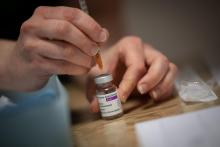 La famille d'une femme de 38 ans, décédée d'une thrombose après avoir reçu une première dose du vaccin AstraZeneca, a déposé une plainte contre X