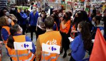 Des salariés de Carrefour manifestent dans la succursale d'Ivry Sur Seine, pour de meilleures conditions de travail le 3 avril 2021