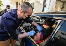 Un automobiliste reçoit une injection du vaccin Pfizer-BioNTech dans le premier "vaccidrive" de France, le 13 avril 2021 à Montpellier