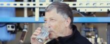 Bill Gates boit de l'eau obtenue à base d'excréments humains.