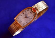 La montre en or d'Ettore Bugatti, photographiée le 15 avril 2021, a été adjugée à 272.800 euros lors d'une vente aux enchères au château de Lasserre près de Toulouse