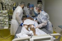 Des soignants s'affairent autour d'un patient atteint du Covid-19 à l'Institut Mutualiste Montsouris, le 21 avril 2021 à Paris