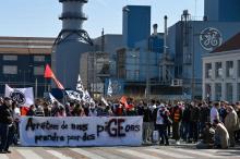 Des employés de GE manifestent devant le site de Belfort, le 29 mars 2021