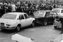 La foule se presse le 16 mars 1978 sur les lieux du kidnapping, attribué aux Brigades rouges, du Premier ministre italien Aldo Moro lors d'une embuscade meurtrière près de son domicile à Rome