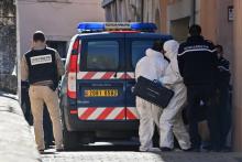 Des enquêteurs de la gendarmerie le 7 avril 2021 à Bédarieux (Hérault) après la découverte d’un cadavre sous une dalle de béton