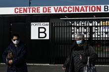 Deux femmes sortent le 8 avril 2021 du plus grand vaccinodrome d'Aquitaine, à Bordeaux