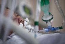 Un malade du Covid-19 dans l'unité de soins intensifs de l'hôpital Sainte-Camille à Bry-sur-Marne