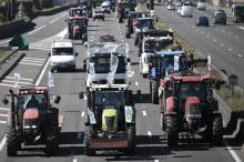 Plusieurs convois d'agriculteurs à bord d'une centaine de tracteurs manifestent à Toulouse le 8 avril 2021 pour protester contre un "verdissement" jugé excessif des futures aides européennes dans le c