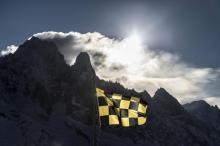 Drapeau prévenant d'un risque d'avalanches, à Chamonix, en février 2016