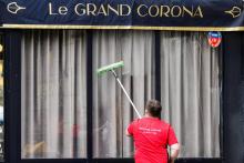 Préparatifs avant la réouverture des terrasses des cafés et restaurants, à Paris devant l'établissement Le grand corona, le 18 mai 2021