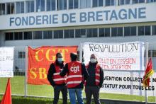 Des salariés mobilisés devant la Fonderie de Bretagne, le 23 mars 2021, à Caudan dans le Morbihan